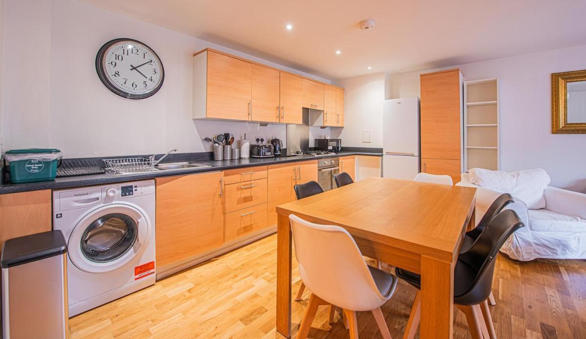 Stylish Spacious 3 Bed 5min Walk From Station Appartamento