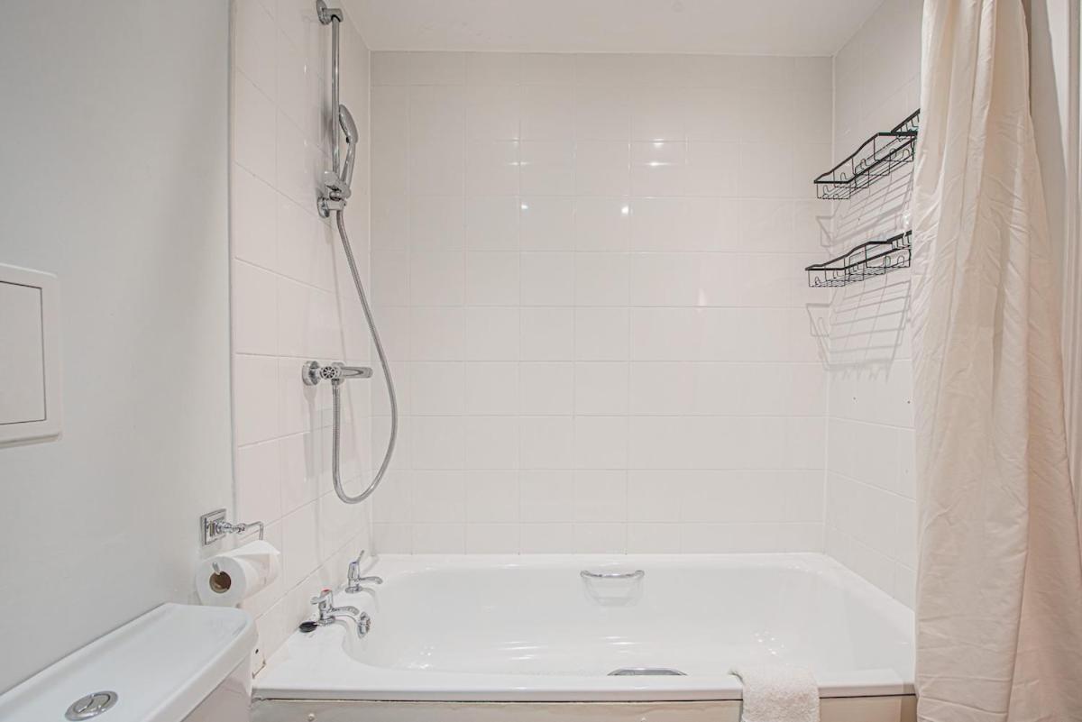 Stylish Spacious 3 Bed 5min Walk From Station Appartamento
