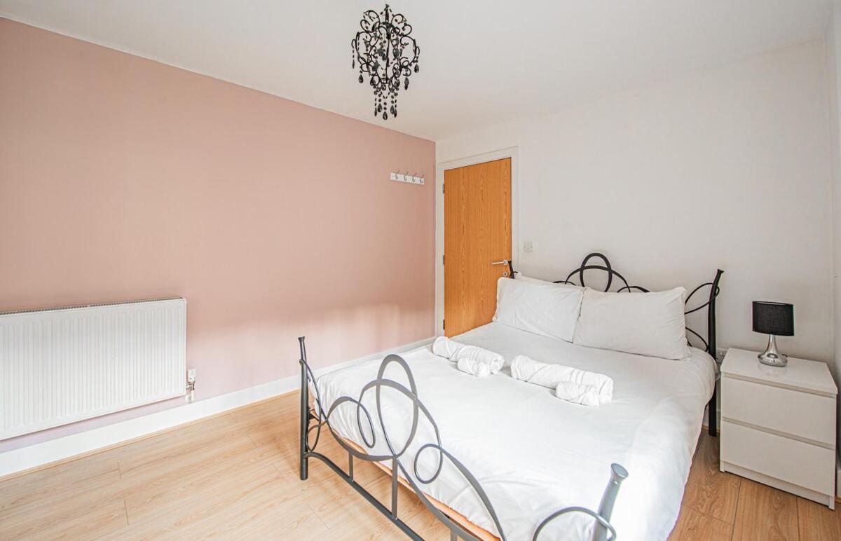 Stylish Spacious 3 Bed 5min Walk From Station * Londra
