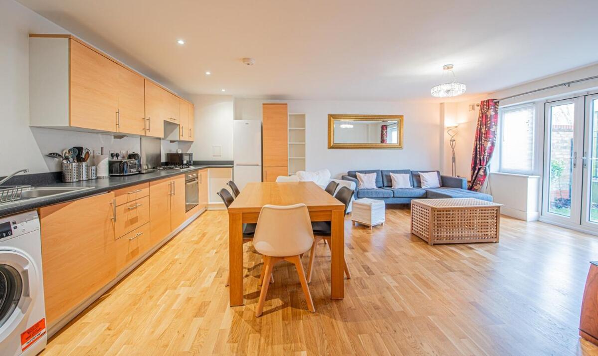 Stylish Spacious 3 Bed 5min Walk From Station * Londra